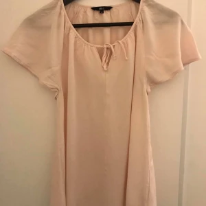 Ljusrosa Topp - Topp i ljusrosa. Storlek S. Fint skick, jättesöt!