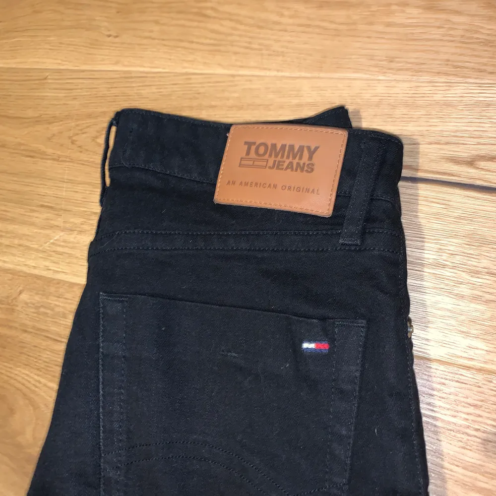 Ett par knappt använda Tommy hilfiger jeans säljes för 180kr köptes för 1079kr Svarta slim jeans. Jeans & Byxor.