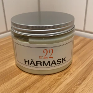 Bruns Products nr .22 Hårmask - Använd 2 gånger , doftar underbart men passar inte min hårtyp tyvärr. Vegansk . 350 ml.    Nypris:365kr  . Frakt tillkommer 
