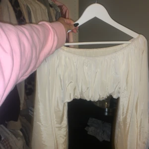 Topp från nakd - Säljer denna fina vita siden topp ifrån nakd, som bara har använts ett fåtal gånger. Skriv för mer frågor/bilder. Köparen står för frakten😜