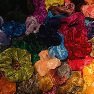 Hårsnoddar i sammet och satin material - Fina nya hårsnoddar i både sammet och satin material i många olika färger. 8 kr st💕 frakt på 12 kr