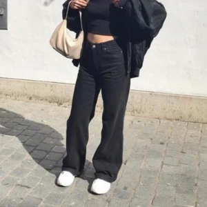 Nya, wide leg jeans  - Aldrig använda. Storlek 28!! Skit snygga verkligen men dem passade inte på mig så bra. Skickar självklart fler bilder vid intresse (obs bilden på tjejen är lånad) 450kr gratis frakt✨