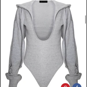 Body missguided  - En sweatshirt body från missguided med luva. Ärmarna går att knäppa upp. Endast använd vid ett fåtal tillfällen.
