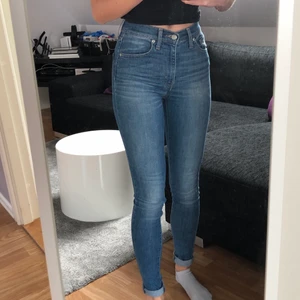 Skinny jeans - Levis - Skinny jeans från Levis i fint skick. Väldigt långa så passar 177+ (går såklart att vika upp)💜 Storlek 25 i midja så ca 34! Om du vill lägga bud höj med minst 20kr! Budgivning avslutas fredag 9/10 kl. 18