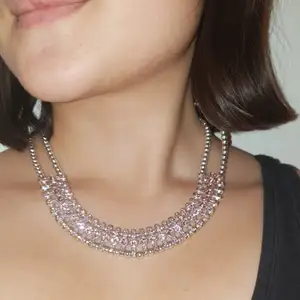 Halsband med rosa glaspärlor, de silvriga pärlorna är i plast men fästet till de rosa glaspärlorna är metall. Säljs för att jag inte får någon användning för det. Frakten ingår i priset 🥰