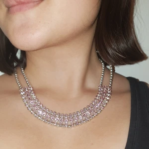 Halsband - Halsband med rosa glaspärlor, de silvriga pärlorna är i plast men fästet till de rosa glaspärlorna är metall. Säljs för att jag inte får någon användning för det. Frakten ingår i priset 🥰