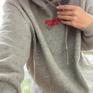 Netflix tröja- stranger things - Ascool netflix edition tröja från Pull&Bear. BUDA🔥