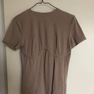 Topp/tröja i ribbat material från Gina, sparsamt använd, storlek m, pris 50kr