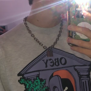 Keylock halsband - En trendigt halsband med en keylock. Rätt så tjock och har vikt. Ingen nyckel dock. Köparen står för frakt 