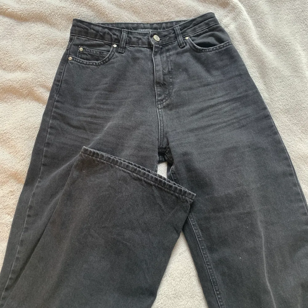 Jättefina nakd jeans                                                 lite urtvättad svart i färg. ej stretch men mjuka och bekväma.  (är 168(perfa i längd) extrem kvalite!! . Jeans & Byxor.