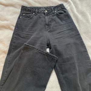 Jättefina nakd jeans                                                 lite urtvättad svart i färg. ej stretch men mjuka och bekväma.  (är 168(perfa i längd) extrem kvalite!! 