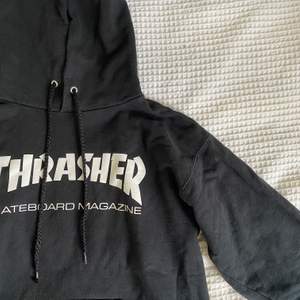 Säljer min thrasher hoodie, den är hyfsat väl använd men skulle säga attskicket är 8/10😊 köpt på Hollywood i Stockholm.