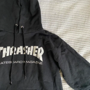 Thrasher hoodie - Säljer min thrasher hoodie, den är hyfsat väl använd men skulle säga attskicket är 8/10😊 köpt på Hollywood i Stockholm.