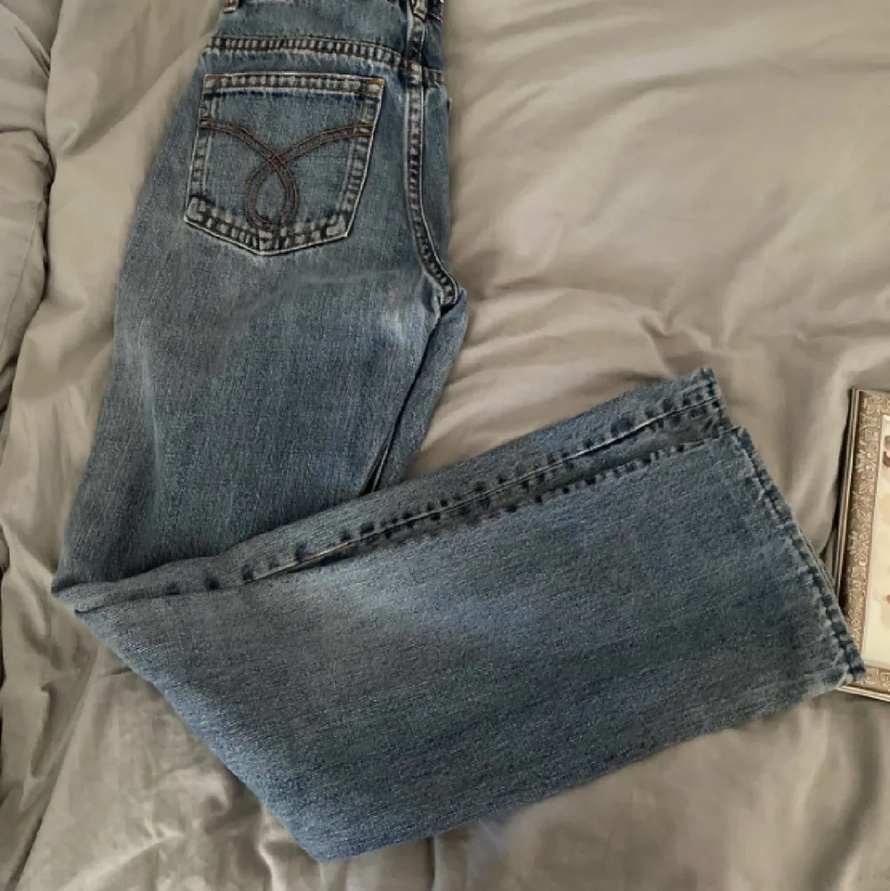 Calvin Klien Jeans i storlek W26 L34. Low waisted och pösiga i benen!! . Jeans & Byxor.