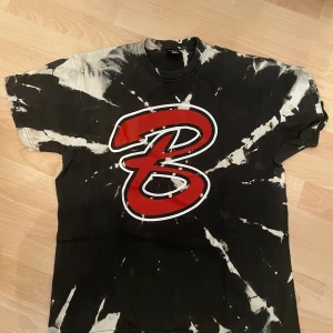 Custom tie dye t-shirt - Custom tie dye t-shirt Cond:9/10 Size: oversized S (passar M) köparen står för frakt, kan annars mötas upp i stockholm!