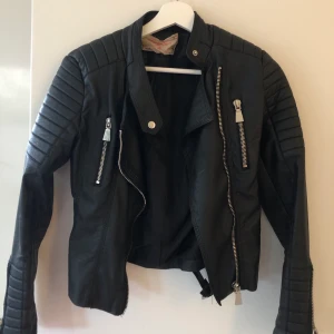 Skinnjacka - Chiquelle - Snygg skinnjacka, perfekt som höstjacka. Fint skick.