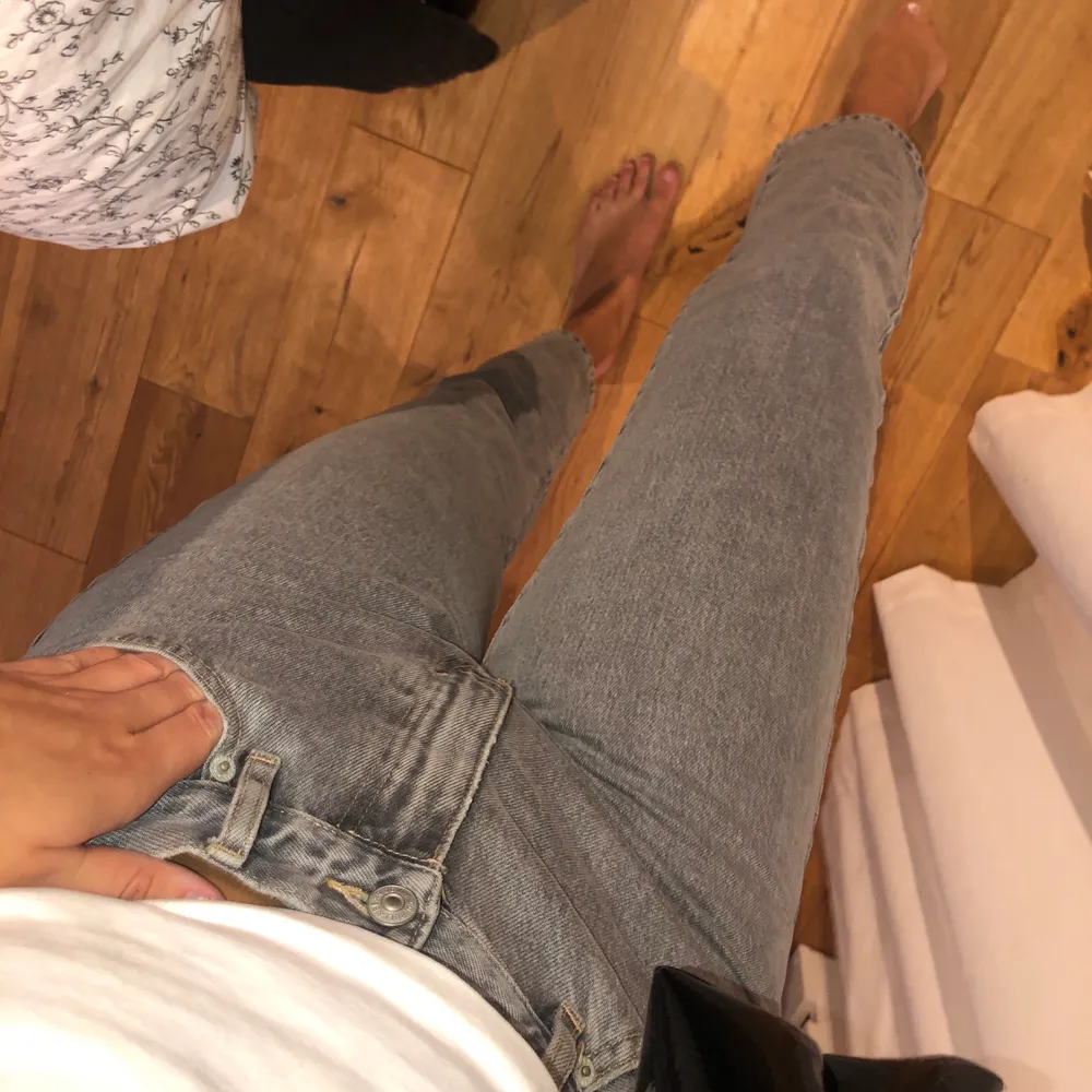 Snygga jeans i den perfekta gråa färgen. Säljer pga dem e för stora i midjan, men längden är bra. Strl 38, men dem e små i storleken. . Farkut & Housut.