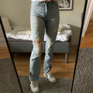 Jeans med slits - Super snygga jeans med slits längst ned. Jag är 178 så om du är kortare kommer jeansen ligga mer på skon. Väldigt stretchiga och bekväma. Pris+frakt