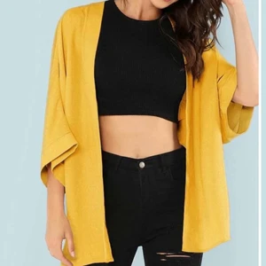 Gul slätt kimono st ONE SIZE  - Fin kimono från SHEIN, Oanvänd. Ärmlängd: 49.5cm Längd: 76cm Byst: 134cm.