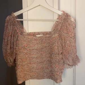 Blommig top, storlek 38 - Rosa Blommig top från hm i storlek 38, använd 1 gång och säljs för 100kr (om man kan mötas upp)