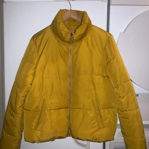 Mörk Gul jacka ifrån Jacqueline de YONG - Köpt för knappt ett år sedan så bra i skick, storlek M💛