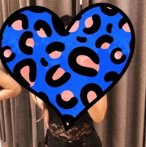 Lack kjol från bikbok  - St 34. Endast använd en gång. Hämtas upp i värnhem, Malmö.