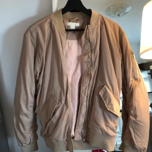 Bomberjacka  - Fin oversized bomberjacka från H&M. Eftersom en är stor i storleken skulle jag säga att den är som en S/M. 130kr inklusive frakt✨
