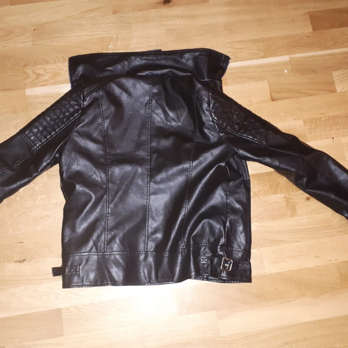 Läder jacka i storlek M - 90