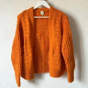 Orange kofta, XS-S, River Island  - Så fin öppen kofta från River Island! Litet mer åt det ”neonorange” än det dåliga ljuset visar. Storlek S men passar nog XS-M. 55% akryl 17% ull 8% mohair  Kan mötas runt Stockholm/Södermalm eller skicka mot fraktkostnad! ✨🌸✨