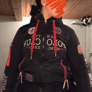 Santos polo club jacka - En santos polo club jacka som är 2 år gammal ungefär. As ball😍 Nu pris 1,200kr Dm vid fler bilder eller frågor 