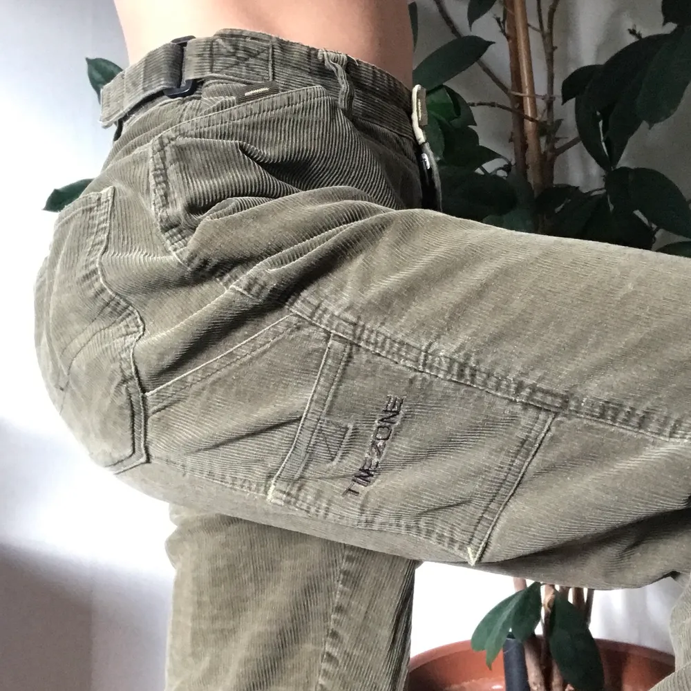 Lösa byxor i sliten Manchester. Insydda mycket i midja men kan justeras vid önskemål✨. Jeans & Byxor.