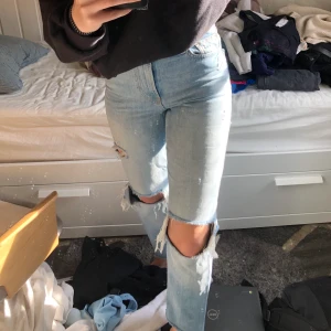 Zara jeans - Populära Zarajeans med hål💙 köpta på Plick men passade tyvärr inte mig:/ jag är 165 cm lång💙 köpare står för frakt, om många är intresserade blir det budgivning i kommentarerna💙