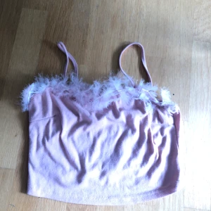 Topp med fluff - Fjädrarna sitter lite dåligt och några har lossnat lite! Därav priset