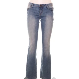 Vintage low rise jeans från Guess - Vintage low rise straight leg jeans från Guess, köpta second hand. Står att det är strl W27 och innerbenslängden är ca 85cm. Fler bilder kan skickas💞