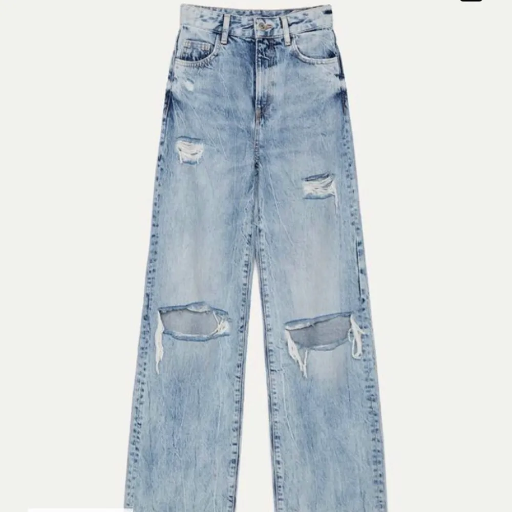 SUPERsnygga jeans från Bershka, men de sitter tyvärr inte så bra på mig. Köpte dem för cirka 1 månad sedan och har alltså inte hunnit använda dem så mycket :) Tvättade 2 gånger och lappen lossnade tyvärr i tvätten :( Köparen står för frakten. Jeans & Byxor.