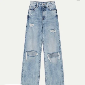 90s jeans med revor - SUPERsnygga jeans från Bershka, men de sitter tyvärr inte så bra på mig. Köpte dem för cirka 1 månad sedan och har alltså inte hunnit använda dem så mycket :) Tvättade 2 gånger och lappen lossnade tyvärr i tvätten :( Köparen står för frakten