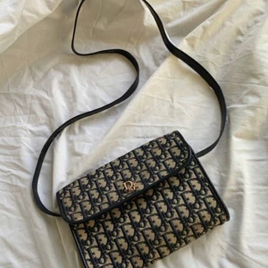 VINTAGE DIOR VÄSKA - kollar intresset på min superfina vintage dior väska!! Första bilden är lånad de andra bilderna är mina , enda skillanden är Dior märket på framsidan. helt perfekt skick utan slitningar. garanterad äkthet. kom gärna med bud. skriv pm för frågor/fler bilder!!