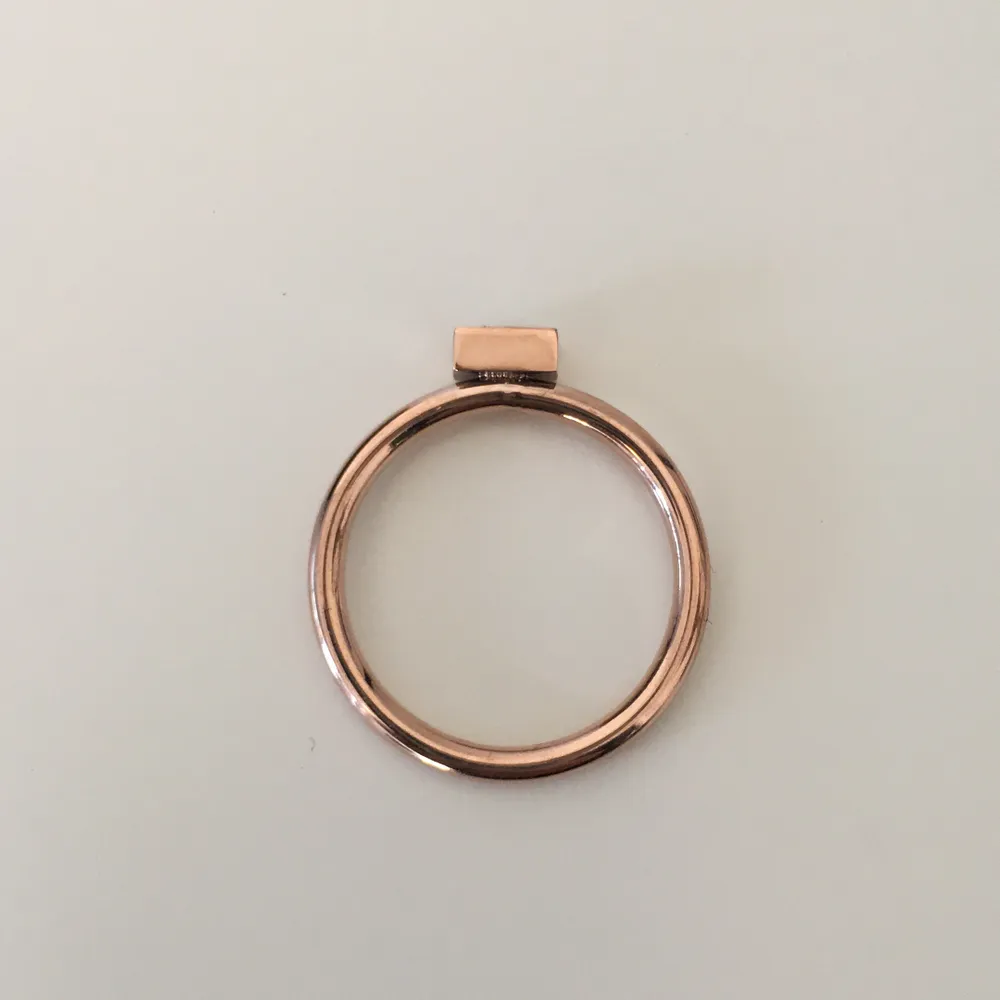 Oanvänd ring från Edblad. Färg: rosé, med genomskinlig sten. Storlek: 18.. Accessoarer.