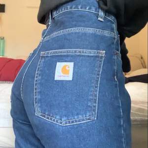 Ett par riktigt snygga carhartt wip jeans i storlek 28! Raka i modellen, använda 3 gånger så dom är som helt nya! Inga skador eller liknande. Nypris 950kr
