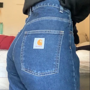 carhartt wip jeans  - Ett par riktigt snygga carhartt wip jeans i storlek 28! Raka i modellen, använda 3 gånger så dom är som helt nya! Inga skador eller liknande. Nypris 950kr
