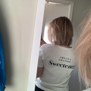Ariana Grande  - T shirt med ariana grande samt text på ryggen. Så snygg och bra kvalitet, använd 1-2 gånger🥰