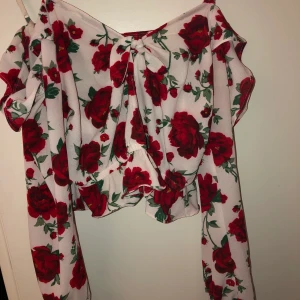 Blommig blus  - Väldigt fin blommig blus i storlek 36. Som ny. Kan hämtas på Alnö men kan även skickas, köparen står för frakt. Rök och djurfritt hem👍🏻