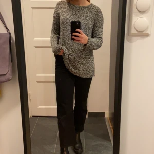 Stickat tröja💐 - Svartvit stickad tröja från Åhléns. Den är lite oversized⚡️🌼