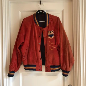  - Vintage baseboll-/collegejacka i mocka