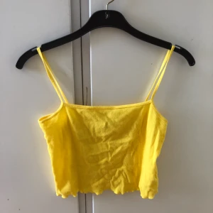  - Aldrig använd lite kortare linne från hm! Storlek s men passar både xs-m. Såååå snyggt på. 40 kr + frakt :)