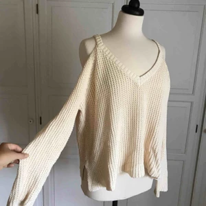  - • Mysig cremevit tröja från Pacsun •  - cutout shoulders  50 kr+ frakt