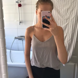  - V-ringat beiget/grått linne från hm. Använt ett fåtal gånger. Dubbelt tyg över brösten.