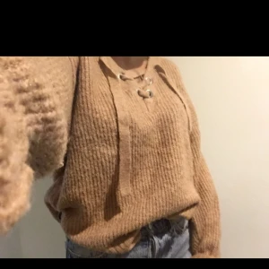  - Beige stickad tröja i strl s från Bik Bok
