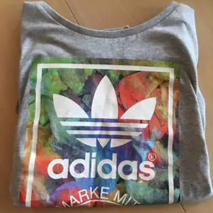 Säljer min fina t-shirt från Adidas! Super Casual och supersnygga till ett par tajta jeans! 150kr + frakt. Finns i Malmö. Storlek XS 🌸