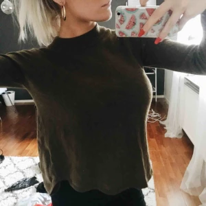  - Olivgrön tröja från GinaTricot med hög hals och tajta armar. Aldrig använd